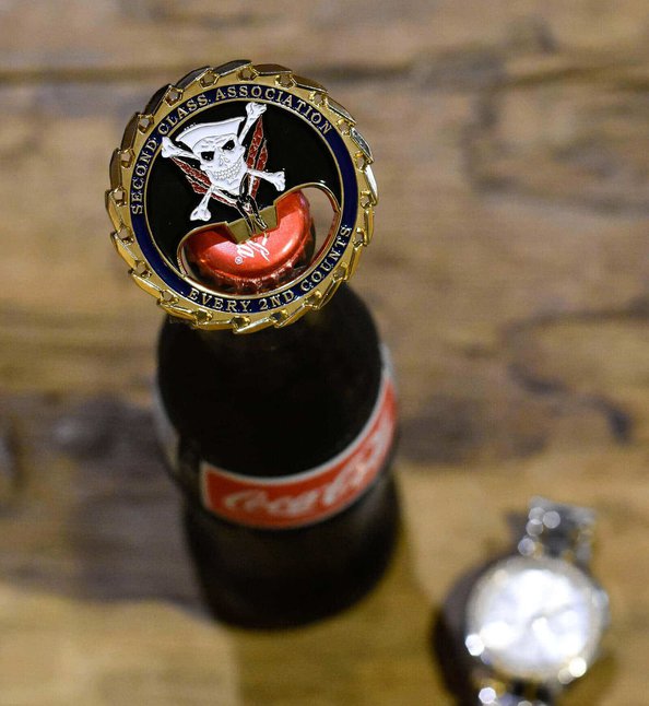 Monedera de desaf&iacute;o de abridor de botellas