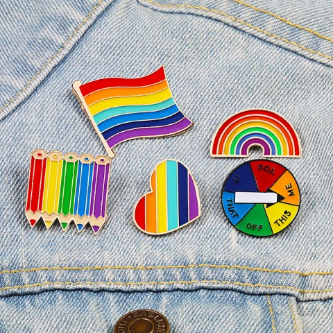 Price de fábrica personalizada Bandas duras suaves Broche de esmalte Pin de la solapa de metal Insignia Rainbow LGBT Gay Pride Pins